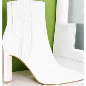 BCBGeneration Women's Cloud Dancer Kalia zipper Pointed Toe Boots Size 9.5M NIB